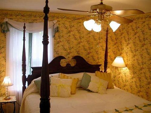 Fuquay Mineral Spring Inn & Garden Екстер'єр фото